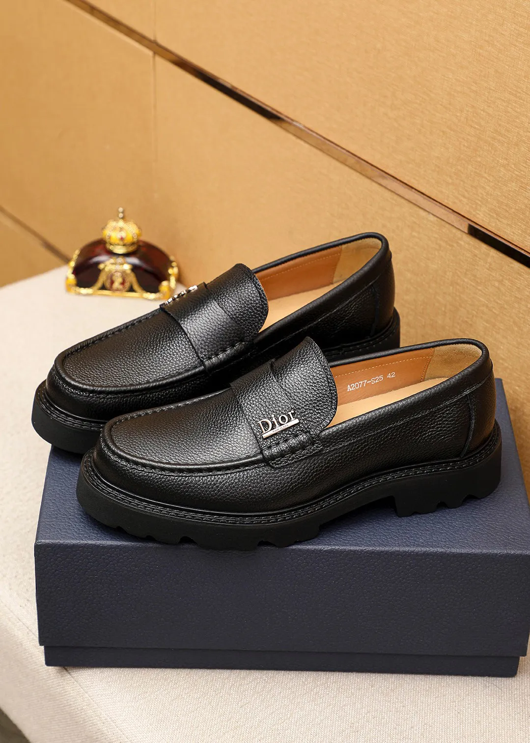 Men's shoes 💰480 💐 Product trademark: Dior "Dior" casual leather shoes Regular size: 39-44 (45🉑️customized) Product materials: Selected Italian imported first-layer pebbled cowhide leather upper + classic hardware buckle, imported water-dyed 🐂 cowhide lining. Strong three-dimensional visual effect, original outsole color: 2 colors available